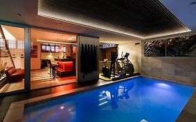 N18 Luxury Boutique Apartment With A Private Pool & Spa